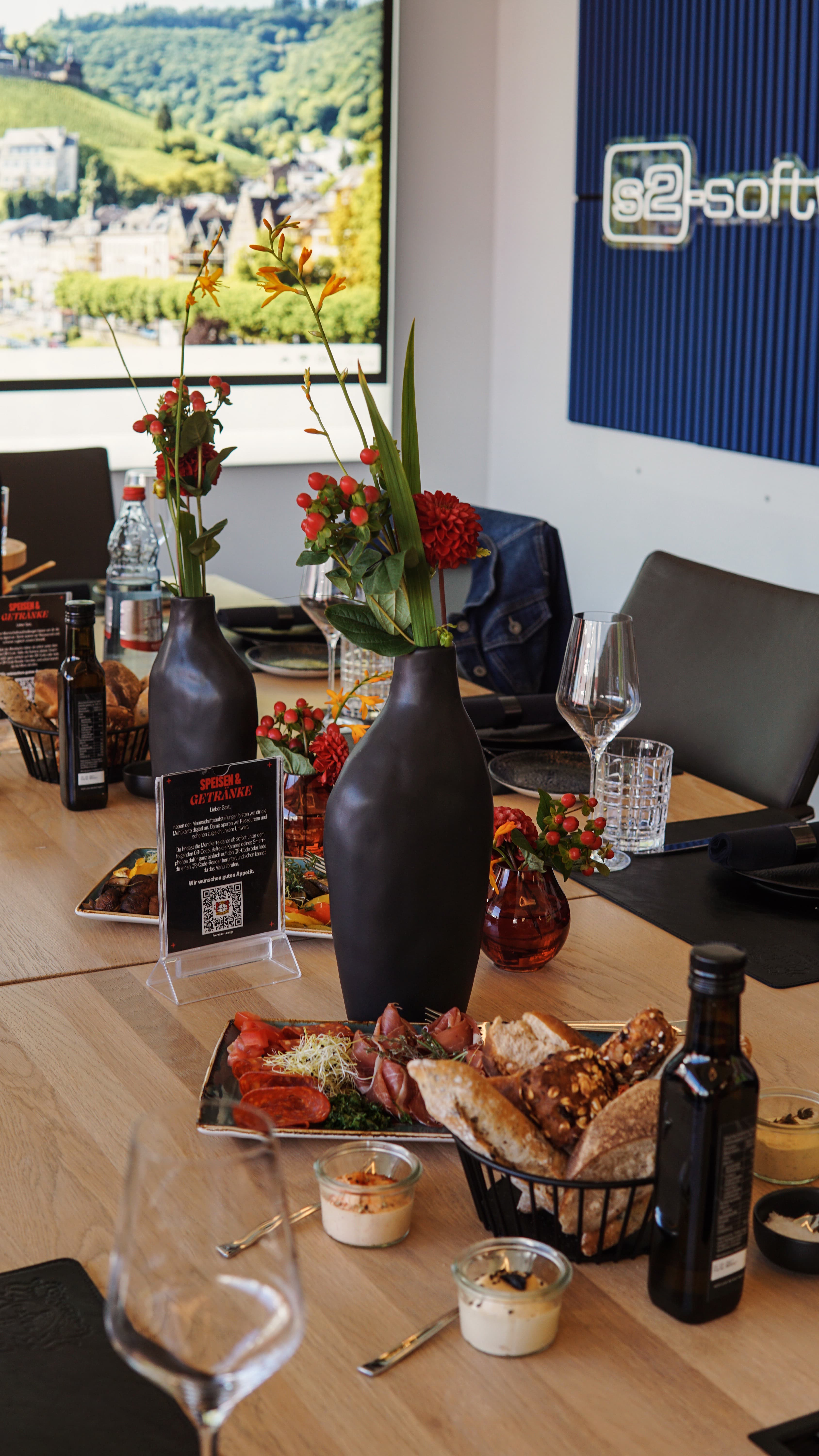 Gedeckter Tisch mit Speisen in der Loge