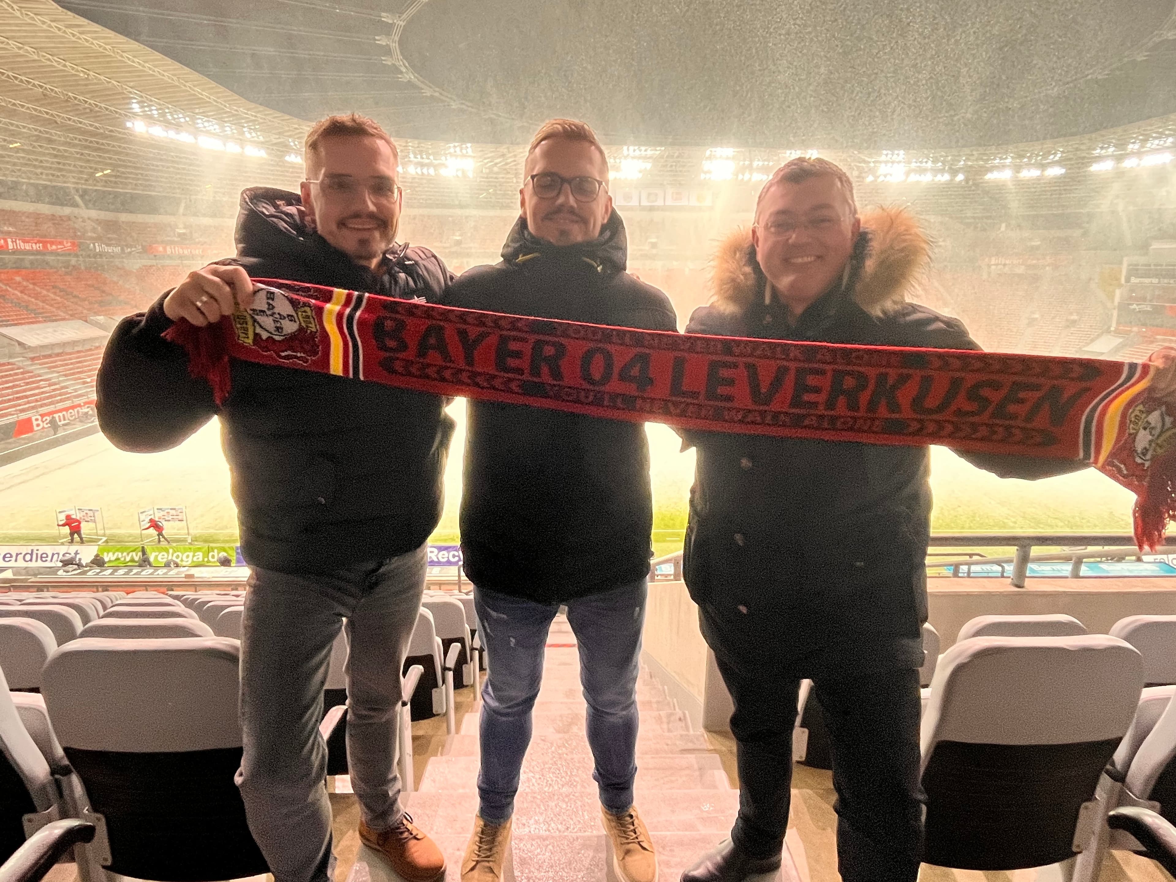 Fans mit Bayer 04 Schal