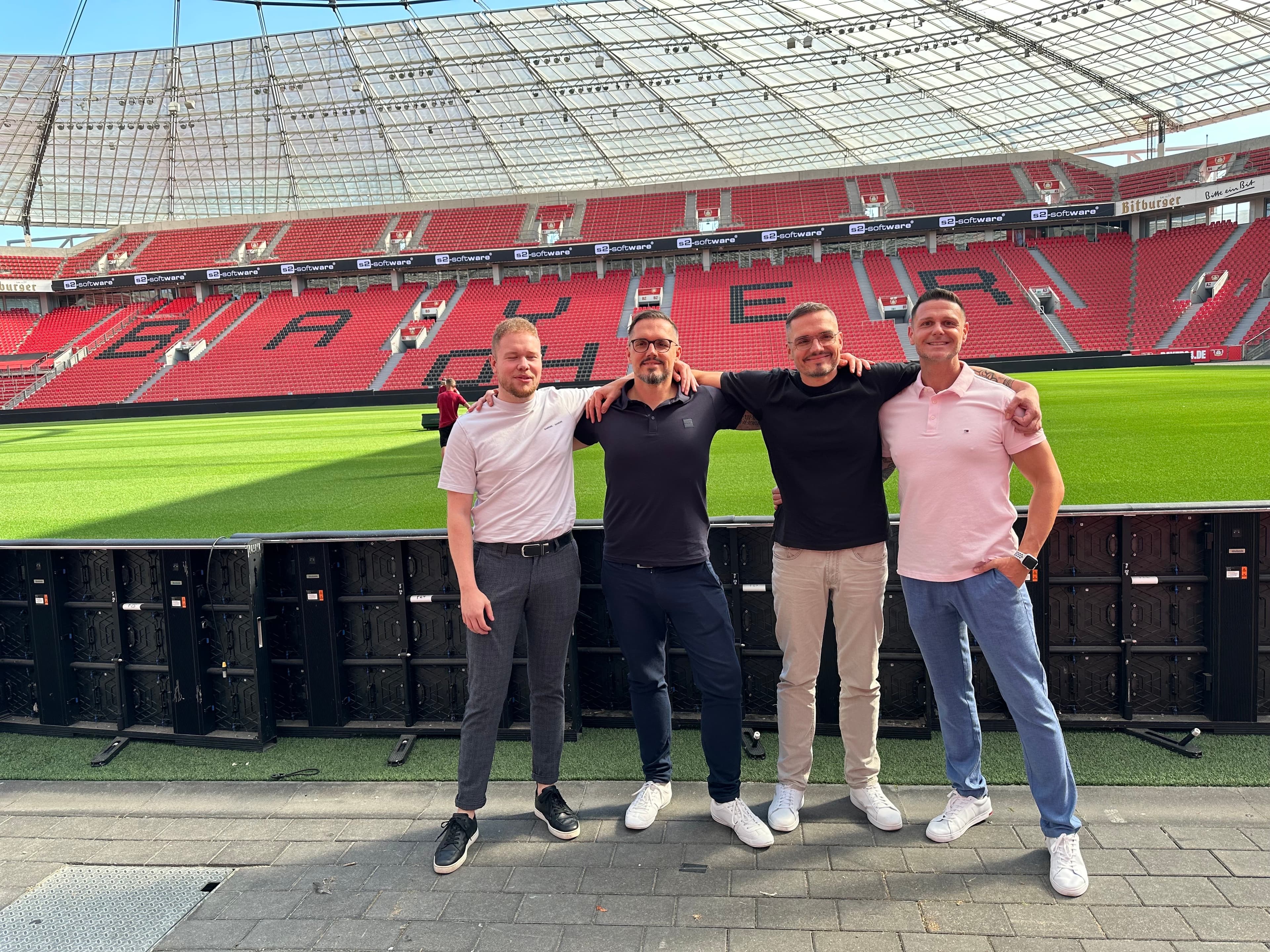 Gruppe auf dem Rasen der BayArena