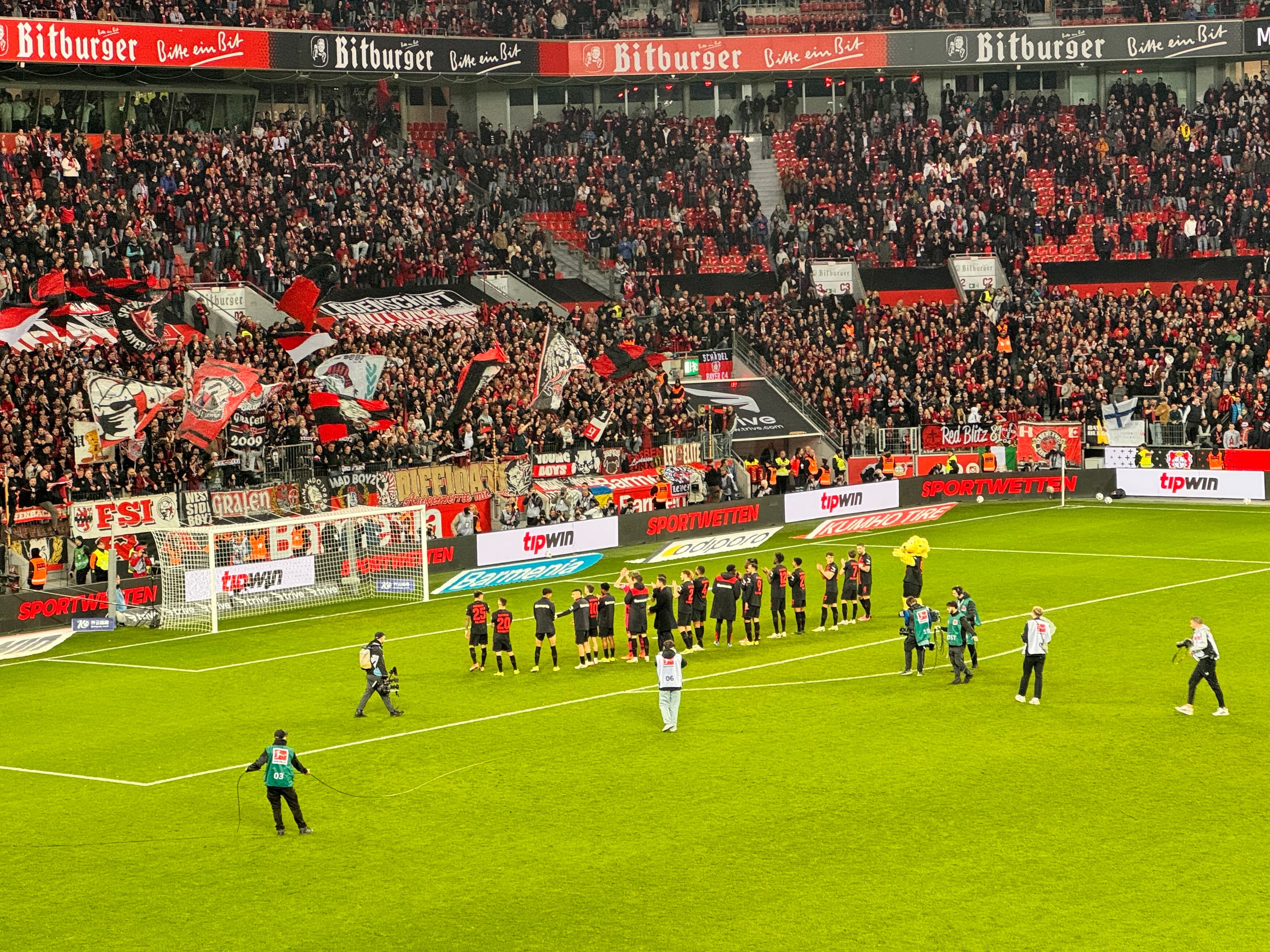 Mannschaft vor der Nordkurve