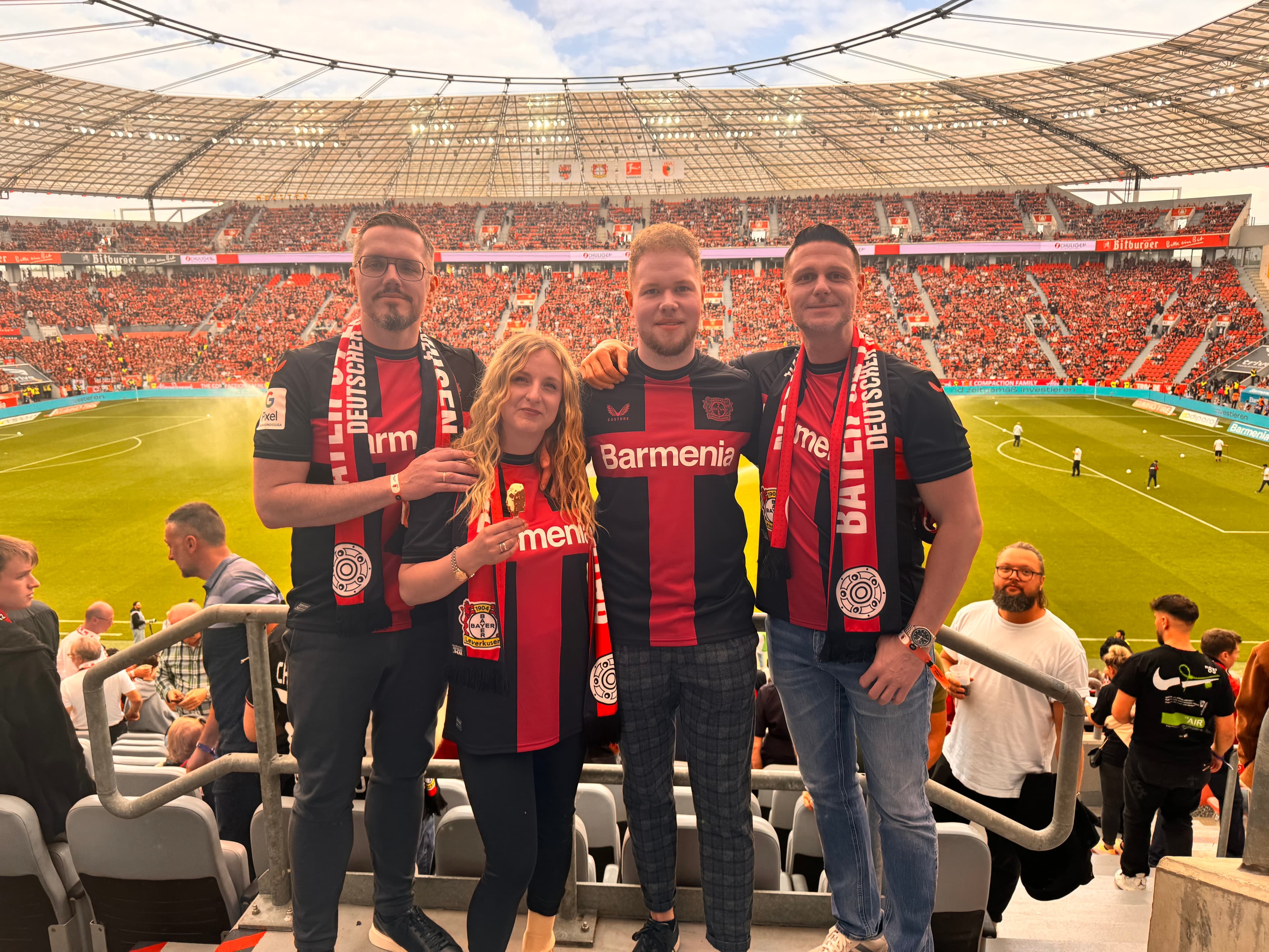 Fans in Bayer-Trikots
