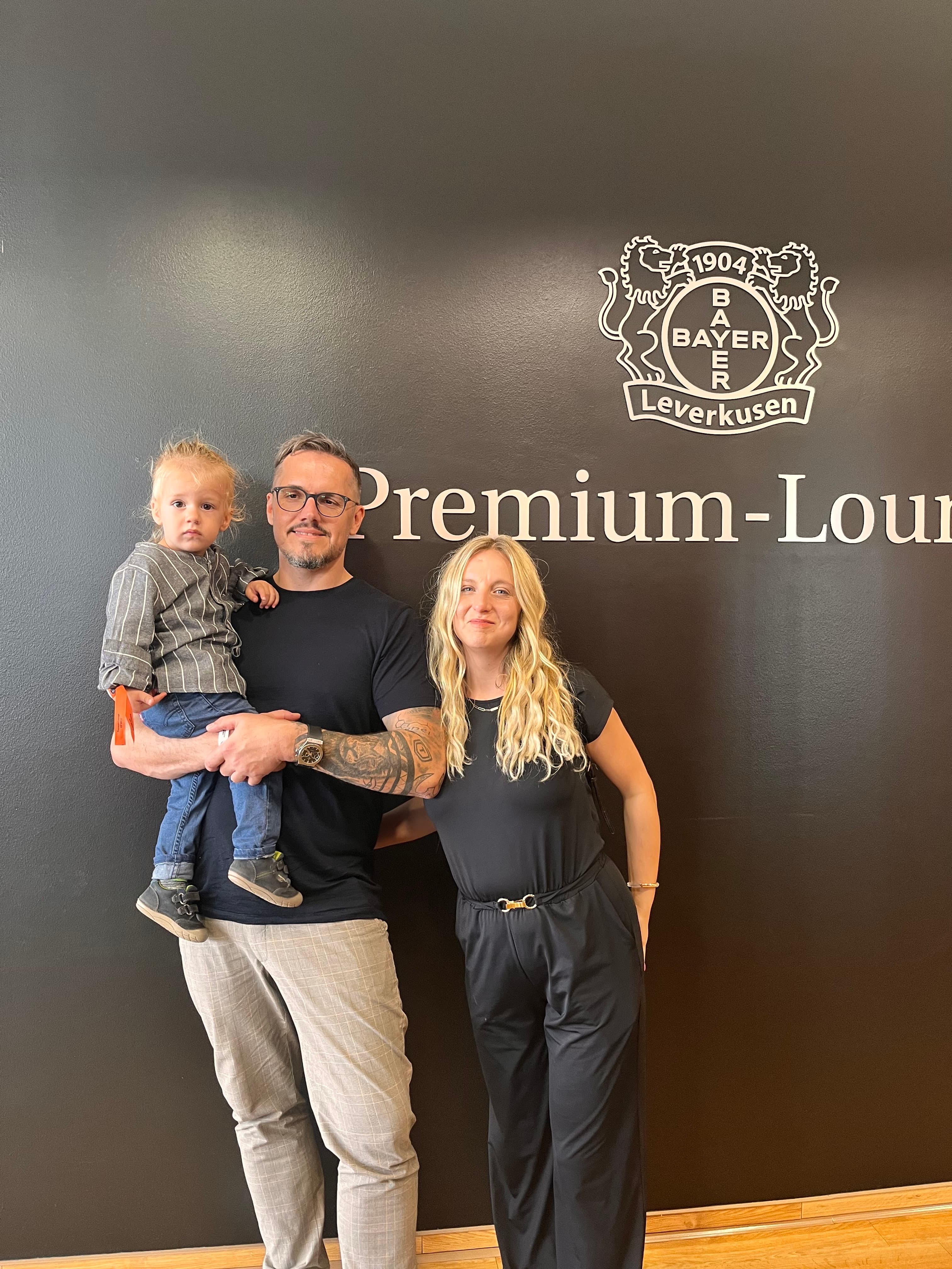 Familie vor der Premium Lounge
